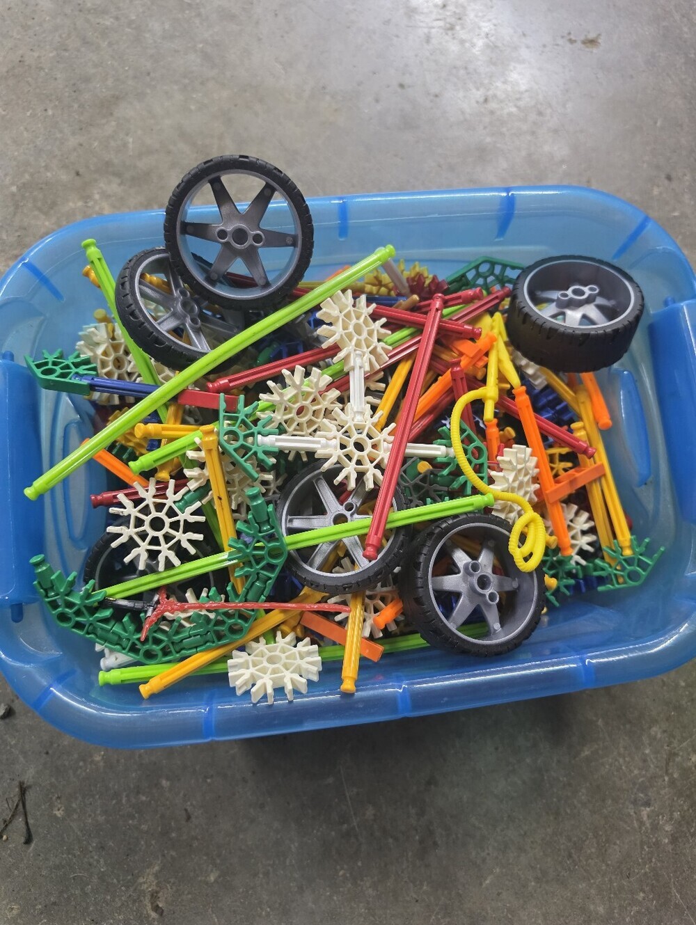Lot of K'NEX KNEX Building Pieces Bricks Blocks  5.5QT tote full